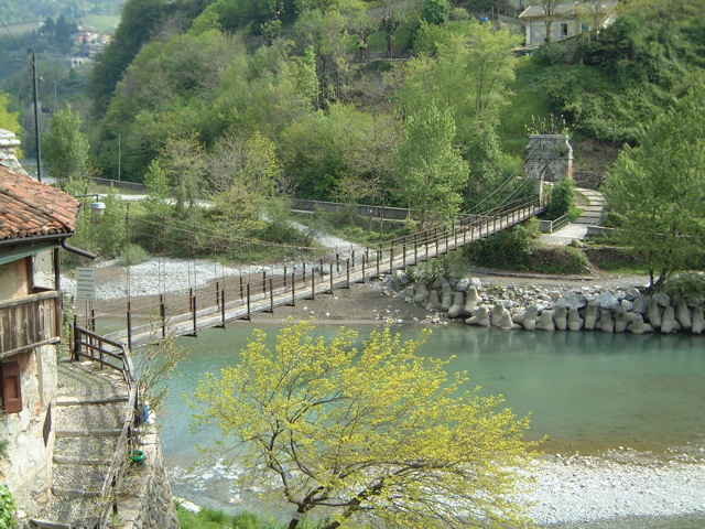 Ponte sospeso sul fiume Brembo