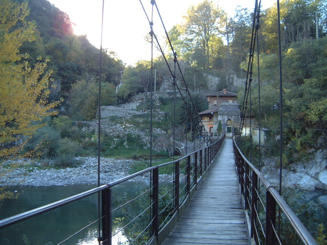 Ponte sospeso sul fiume Brembo